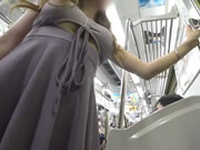 抄底美女短裙屁股看光